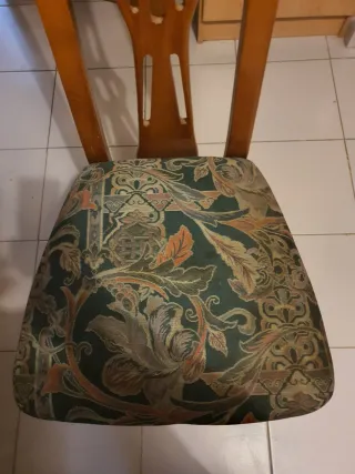 Silla de madera con asiento de tela