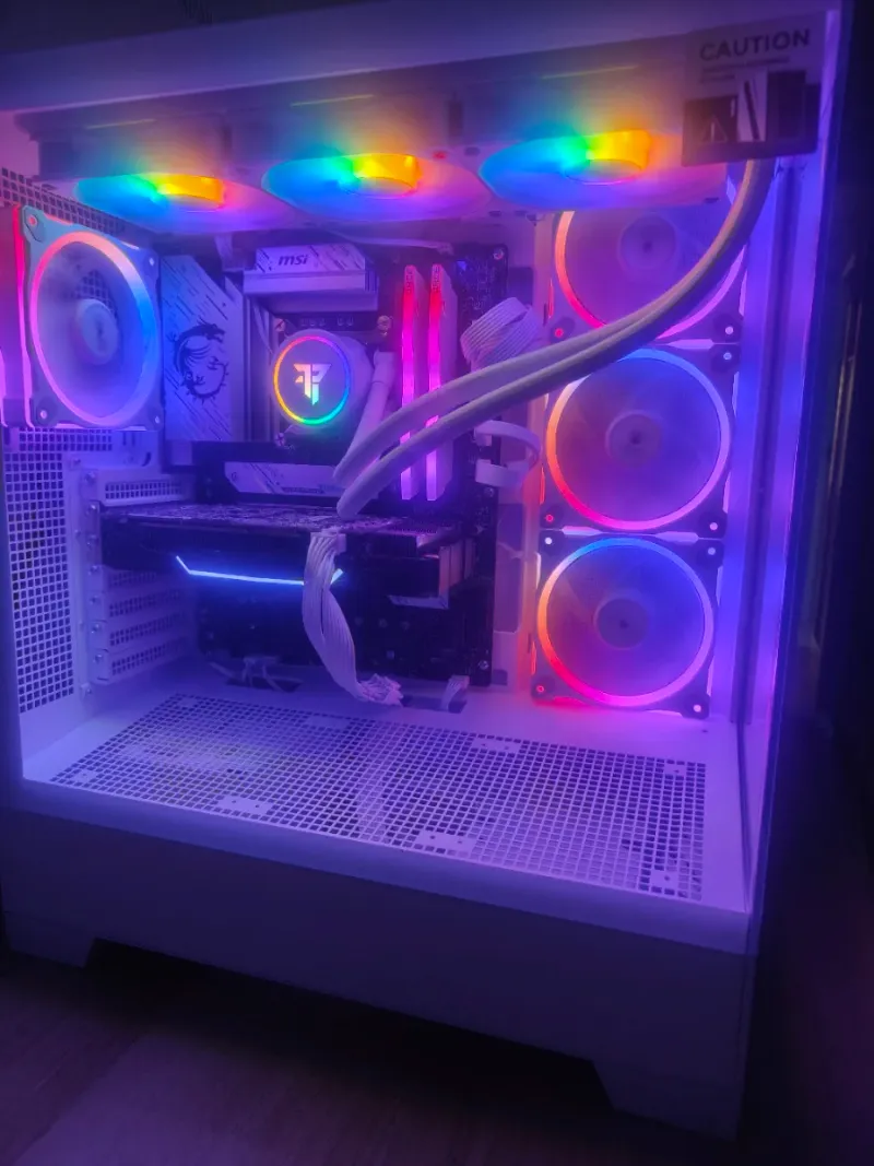 Ordenador Gaming MSI Torre PC Blanca RGB