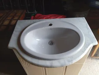 Lavabo Roca con mueble beige y mármol