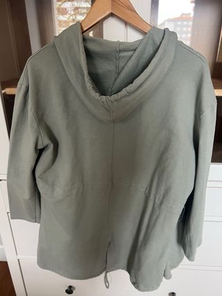 Chaqueta con capucha