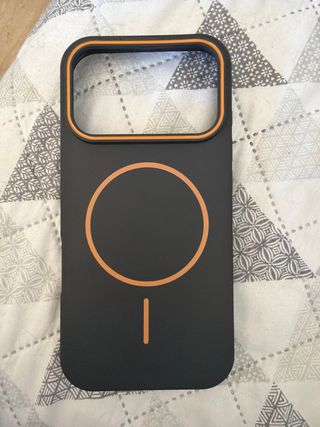 Funda iPhone 14 Pro Negra y con MagSafe naranja