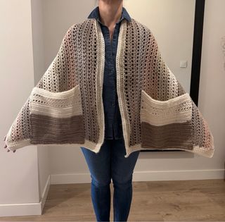 Chal tejido beige y rosa con mangas