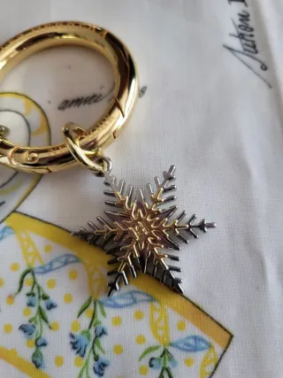 Llavero copo de nieve dorado y blanco