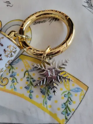 Llavero copo de nieve dorado y blanco