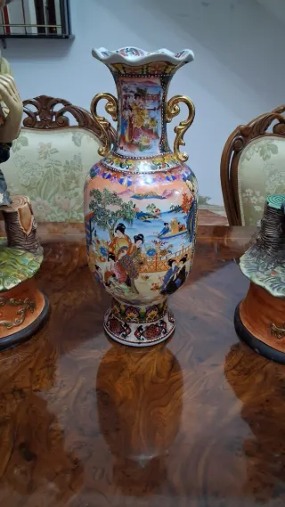 Jarrón grande antiguo de cerámica y porcelana