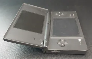 Nintendo DSi Negra + Cargador y Lápiz