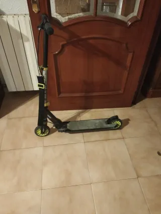 Patinete negro y amarillo