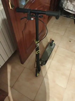 Patinete negro y amarillo