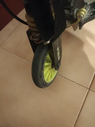 Patinete negro y amarillo