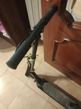 Patinete negro y amarillo