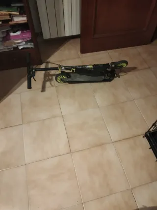 Patinete negro y amarillo