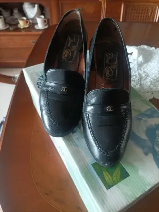Zapatos de piel negros con tacón