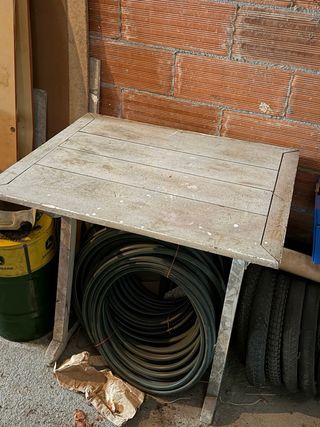 Mesa de dibujo antigua de madera y metal