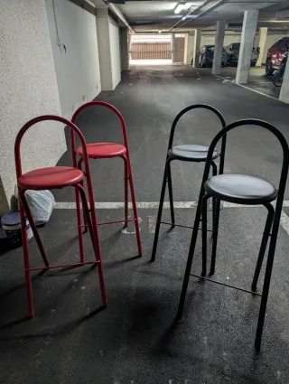 Taburetes altos negros y rojos