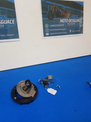 Tapa y cerradura asiento Tracer 9 (1 llave)