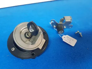 Tapa y cerradura asiento Tracer 9 (1 llave)