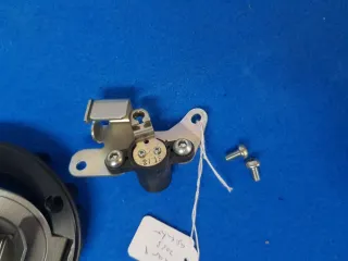 Tapa y cerradura asiento Tracer 9 (1 llave)