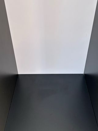 Estantería negra con detalles de madera