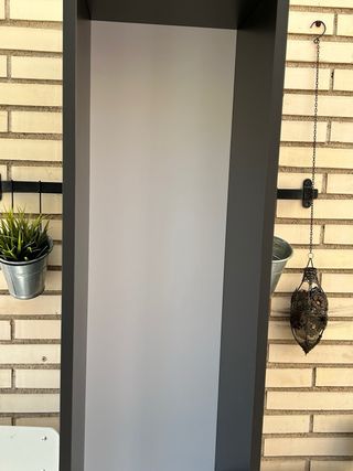 Estantería negra con detalles de madera