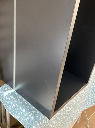 Estantería negra con detalles de madera