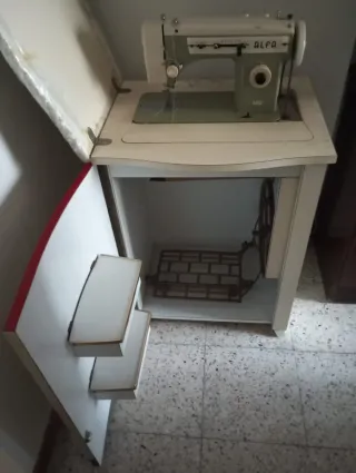 Máquina de coser Alfa 482 antigua