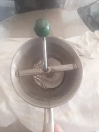 Pasapurés antiguo de metal