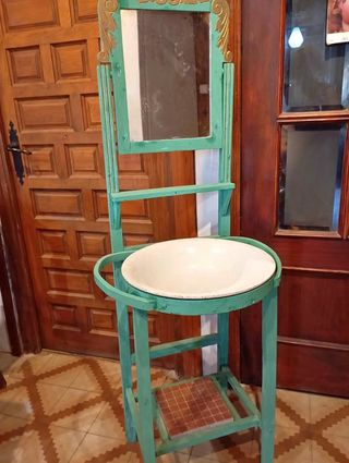 Palanganero antiguo con espejo