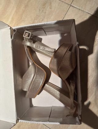 Zapatos de plataforma dorados para mujer