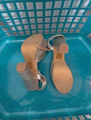 Zapatos de plataforma dorados para mujer