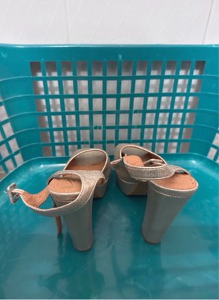 Zapatos de plataforma dorados para mujer
