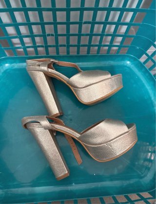 Zapatos de plataforma dorados para mujer