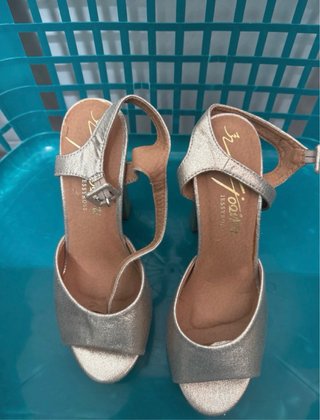 Zapatos de plataforma dorados para mujer