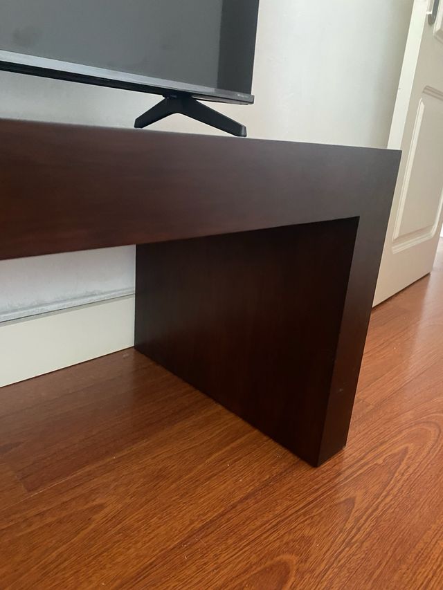 Mesa de madera marrón