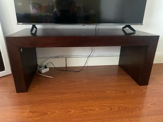 Mesa de madera marrón