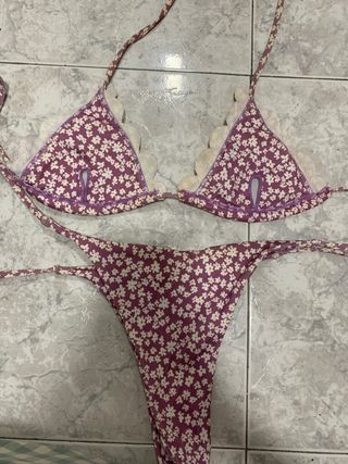 Bikini floral morado y blanco