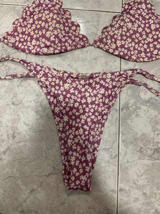Bikini floral morado y blanco