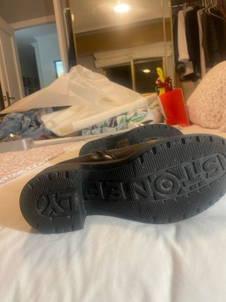 Botín negro Stonfyl con tachuelas