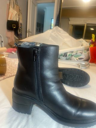 Botín negro Stonfyl con tachuelas