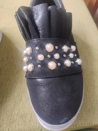 Zapatos negros con perlas y volantes