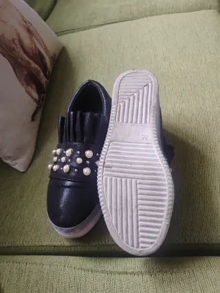 Zapatos negros con perlas y volantes