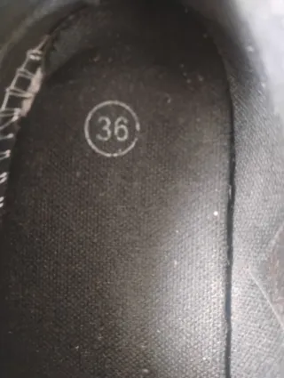 Zapatos negros con perlas y volantes