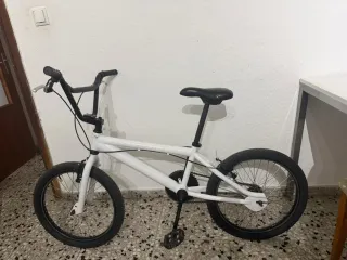 Bicicleta BMX blanca