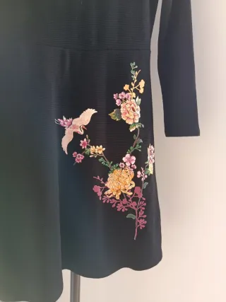 Vestido Springfield preto com flores