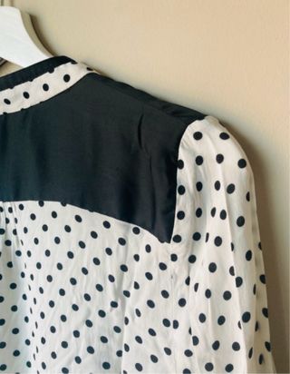 Blusa Zara lunares blanca y negra