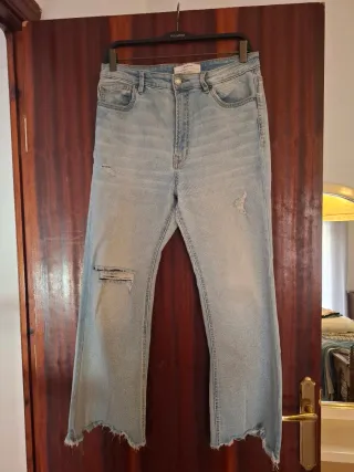 Pantalones vaqueros Stradivarius desgastados Flare