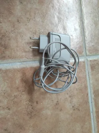 Nintendo DSi azul sin lápiz, con cargador