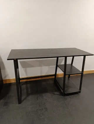 Scrivania da ufficio moderna con finitura elegante