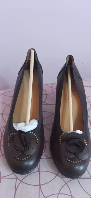 Zapatos de tacón marrones cómodos