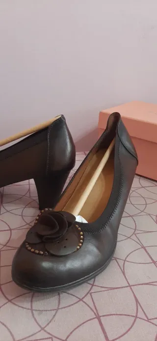 Zapatos de tacón marrones cómodos