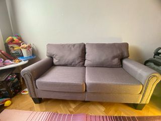 Sofá de diseño con tachuelas